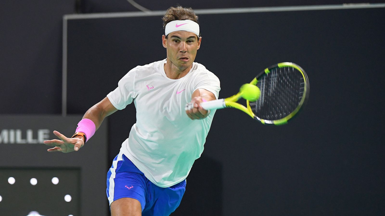 Rafael Nadal en acción en el torneo de Mubadala.