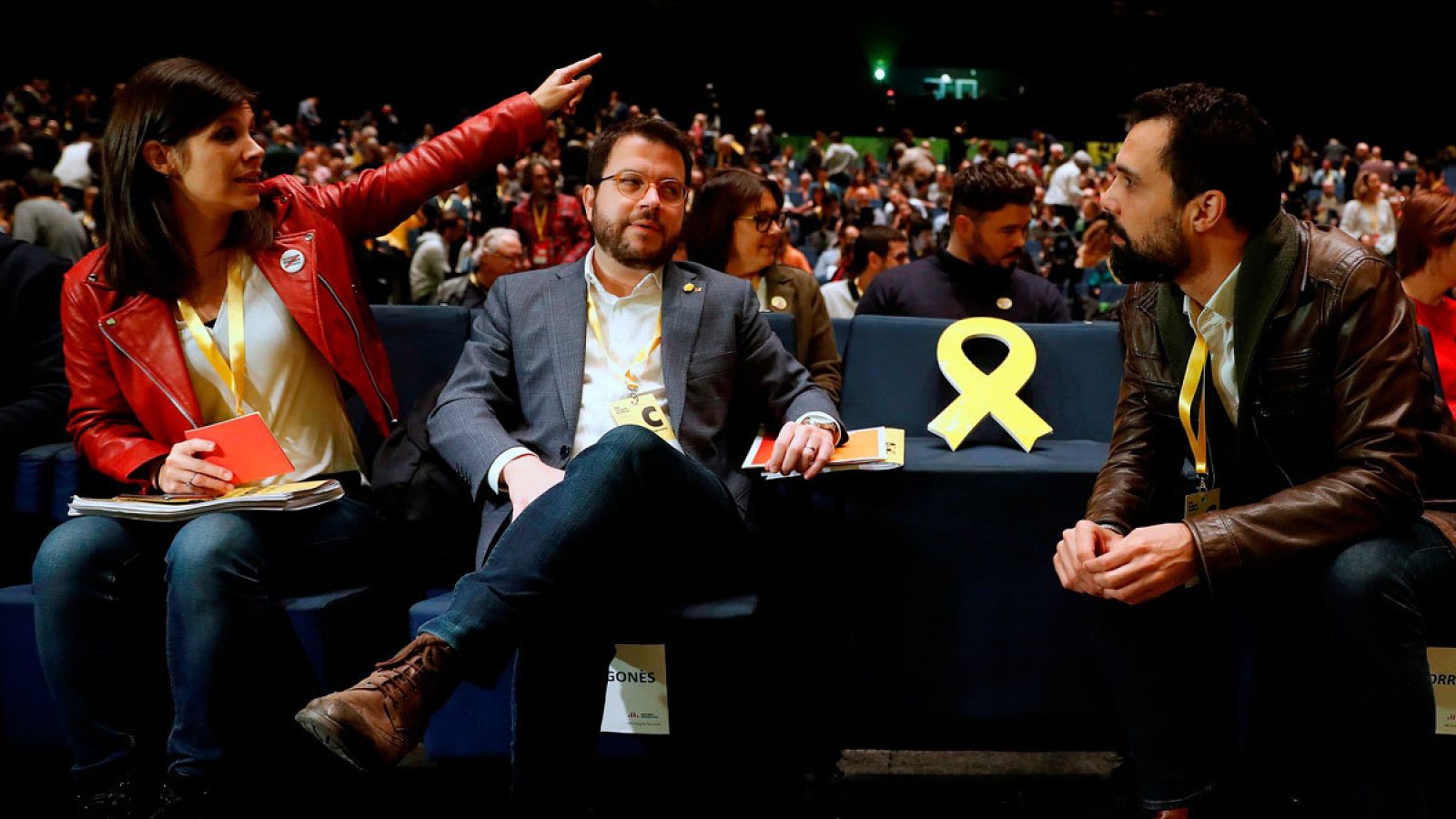 El presidente del Parlement de Catalunya, Roger Torrent (d), el coordinador general de ERC y vicepresidente de la Generalitat, Pere Aragonés (c), y la portavoz de la formación, Marta Vilalta (i), al inicio del congreso nacional que ERC