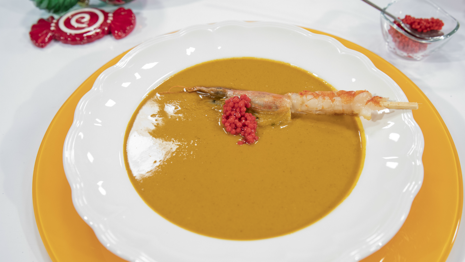 Crema de gambas con huevas de salmón