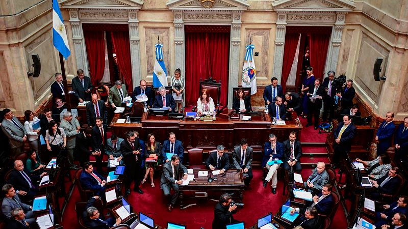 El Gobierno argentino aprueba la ley de "emergencia pública" para afrontar la crisis social y económica