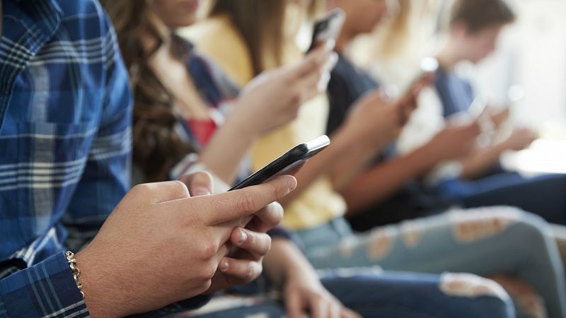 Madrid prohibirá el uso de teléfonos móviles en colegios públicos y concertados a partir de 2020