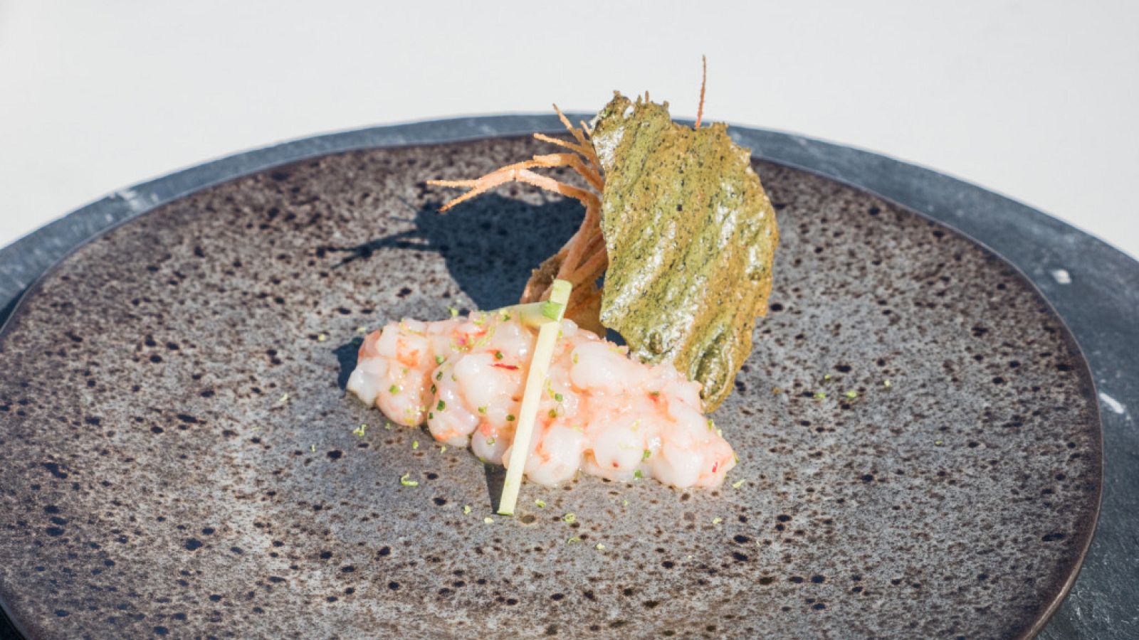 Receta de tartar de gamba roja sus patitas fritas y teja de algas