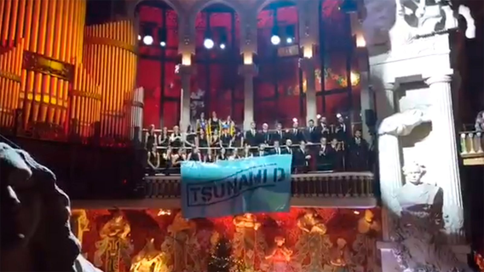 Una pancarta del Tsunami Democràtic y banderas 'esteladas', en el concierto de San Esteban