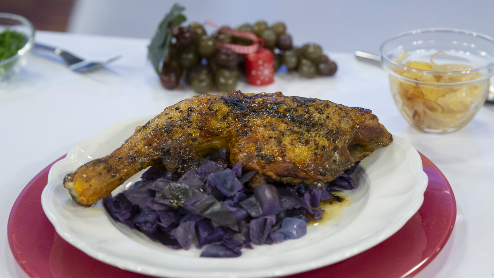 2. Pollo de corral con manzana, champiñones y lombarda