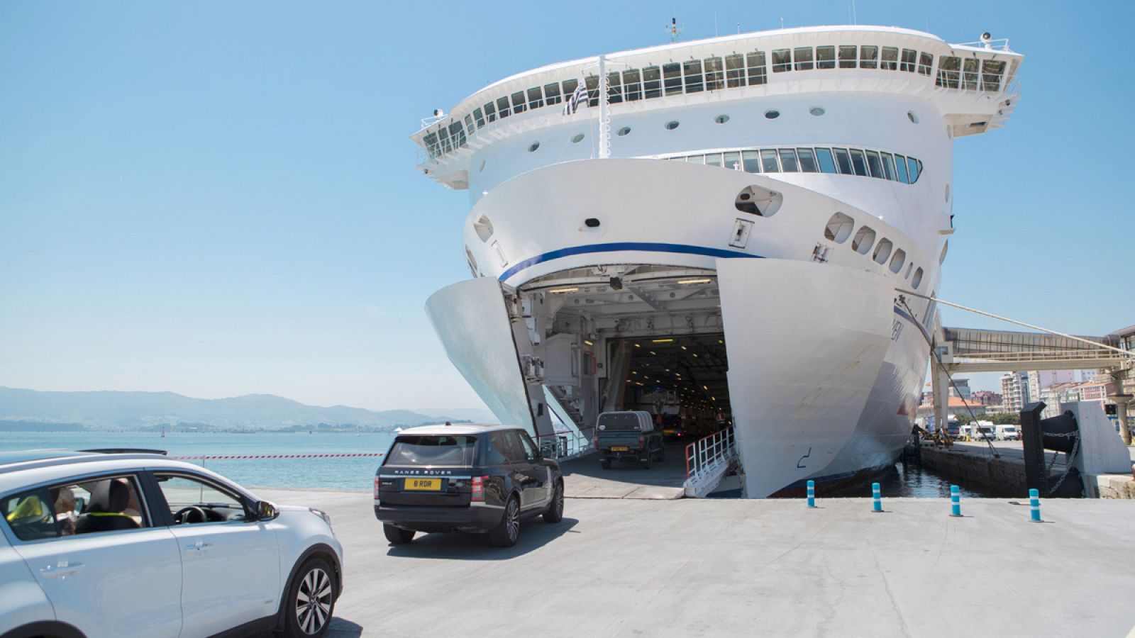 El buque Pont-Aven de Brittany Ferries en el puerto de Santander