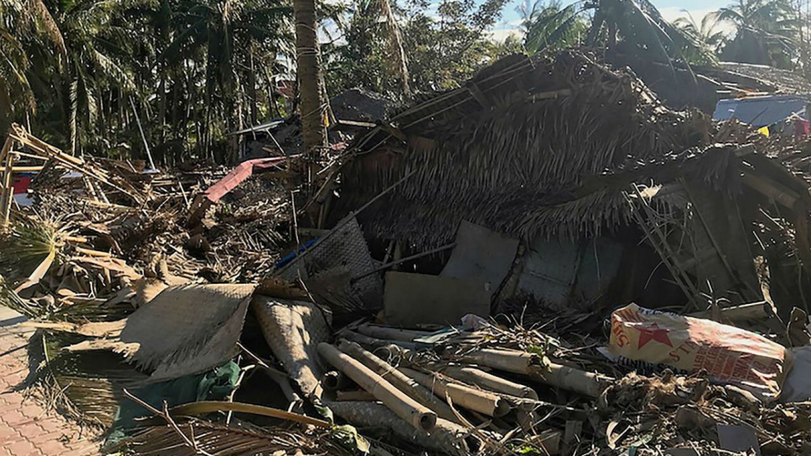 Aumentan a 50 los fallecidos por el tifón Phanfone en Filipinas