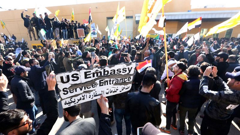 Centenares de manifestantes cercan la Embajada de Estados Unidos en Bagdad