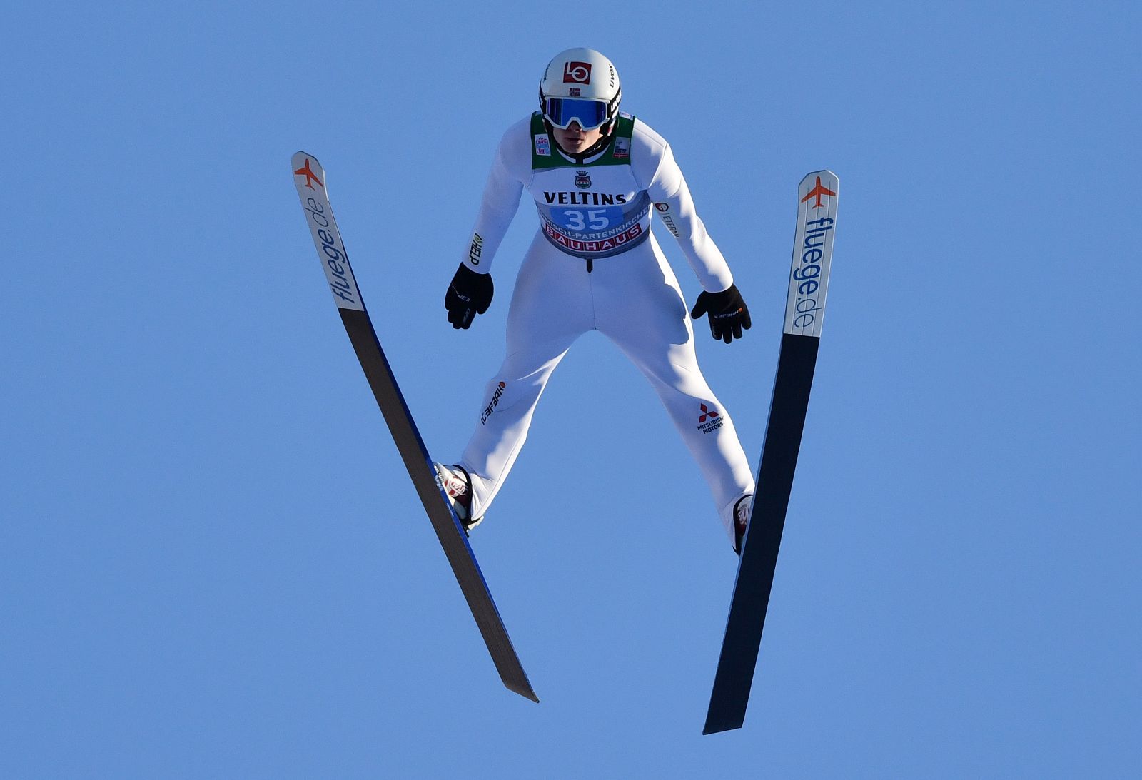 El noruego Marius Lindvik, de 21 años, ha conseguido su primera victoria en la Copa del Mundo de saltos al imponerse en Garmisch-Partenkirchen (Alemania).