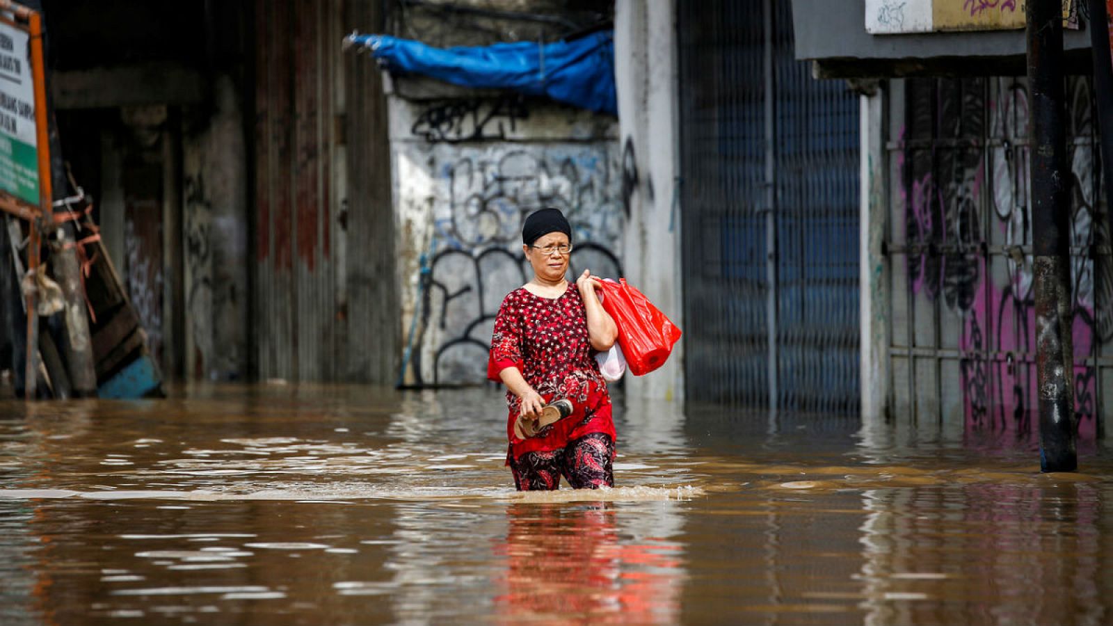 Las inundaciones en la capital de Indonesia colapsan la ciudad