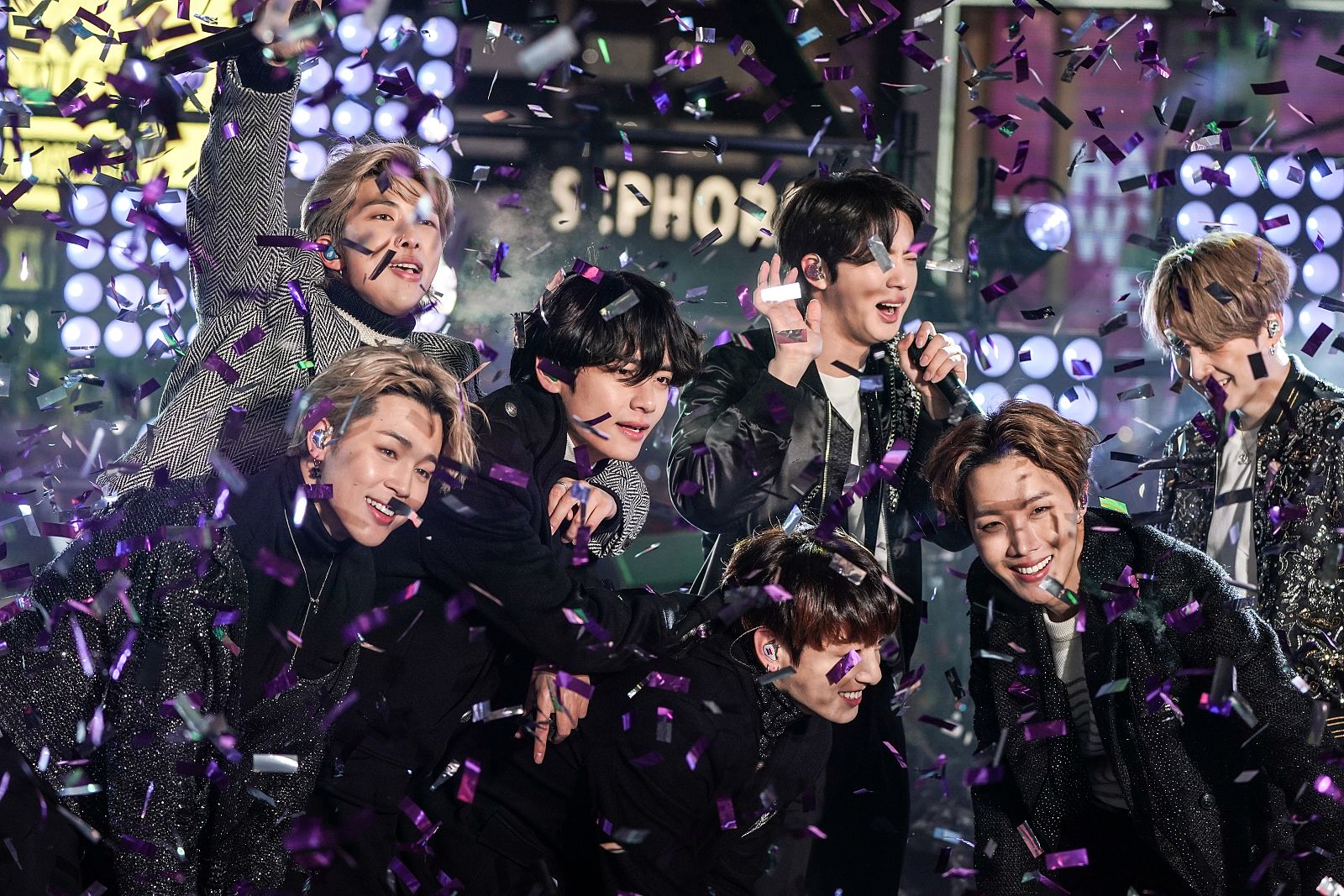 La banda de pop coreano BTS actúa en las celebraciones de Año Nuevo en Times Square.