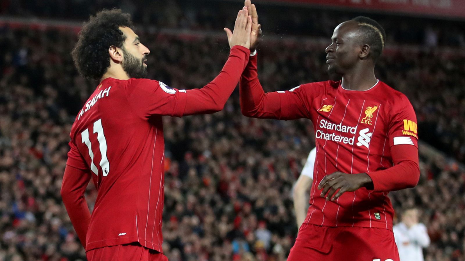 Salah (i) y Mané (d) celebran un gol
