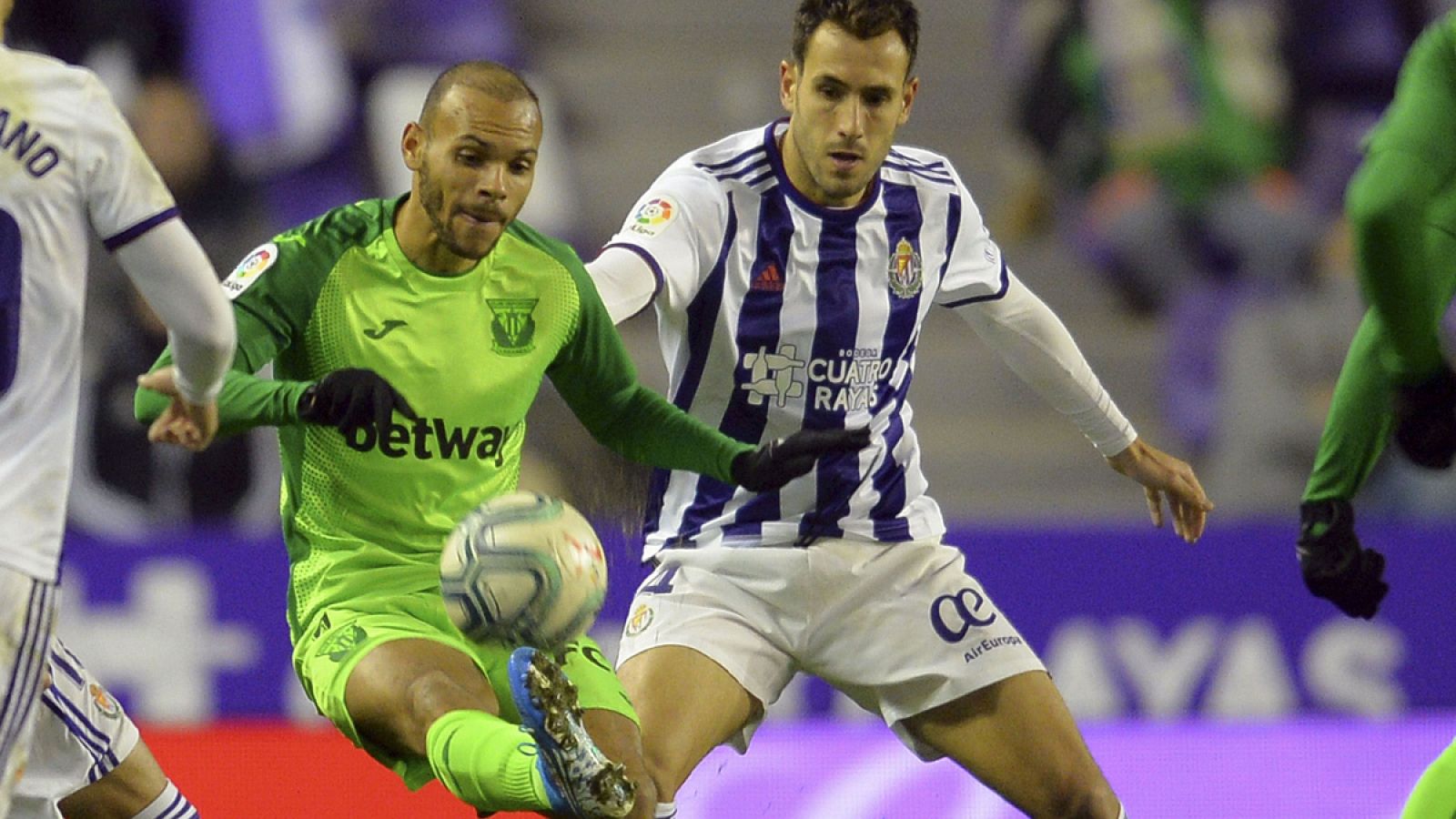 Duelo por el balón en el Valladolid - Leganés