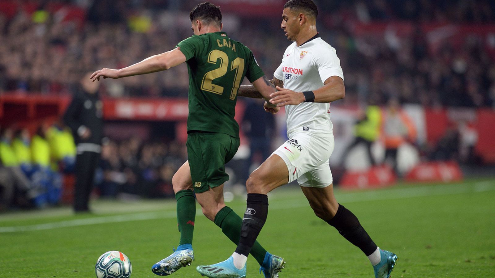 Diego Carlos frente al autor del primer gol, Ángel Capa