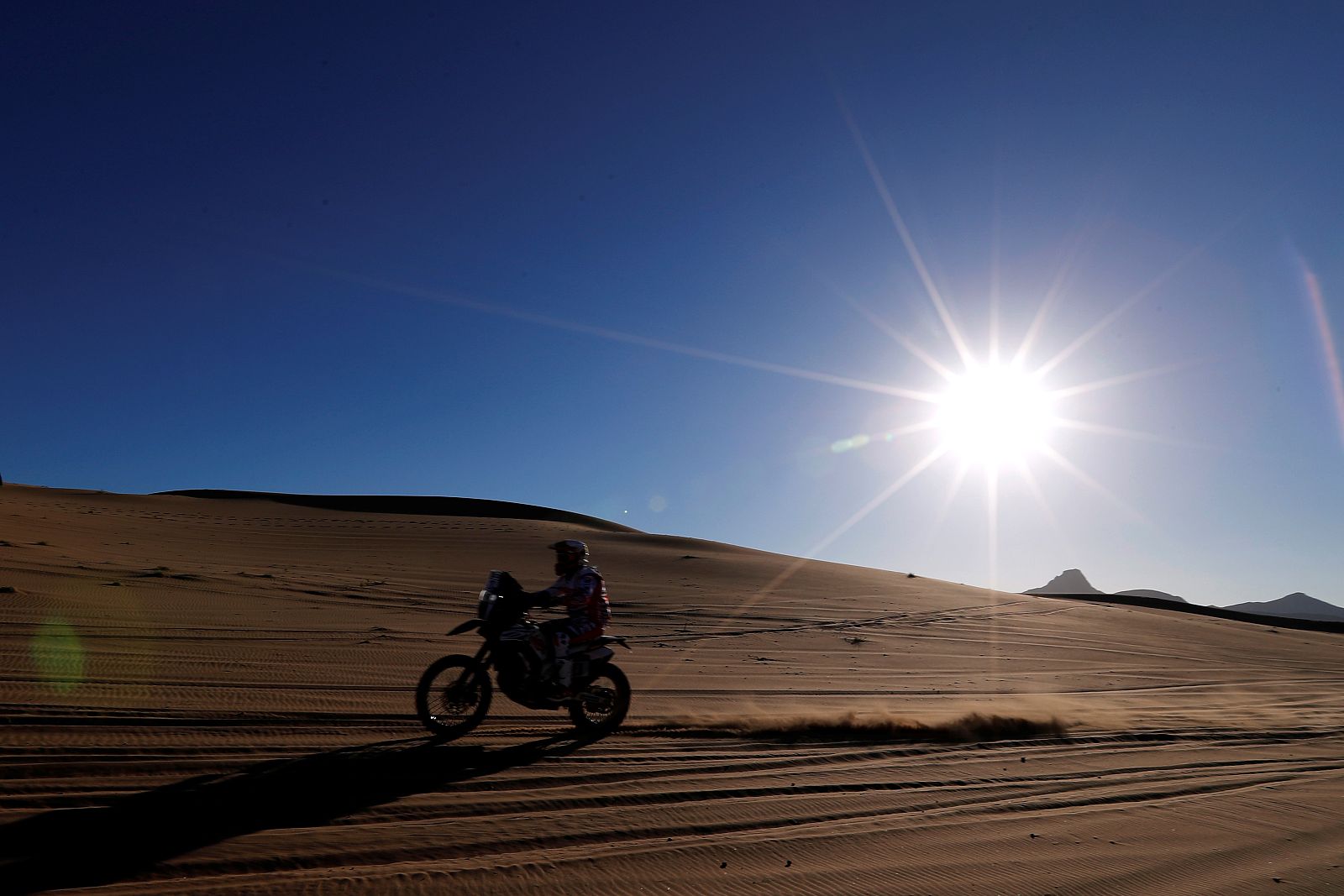 Un motociclista recorre la primera etapa del rally Dakar 2020