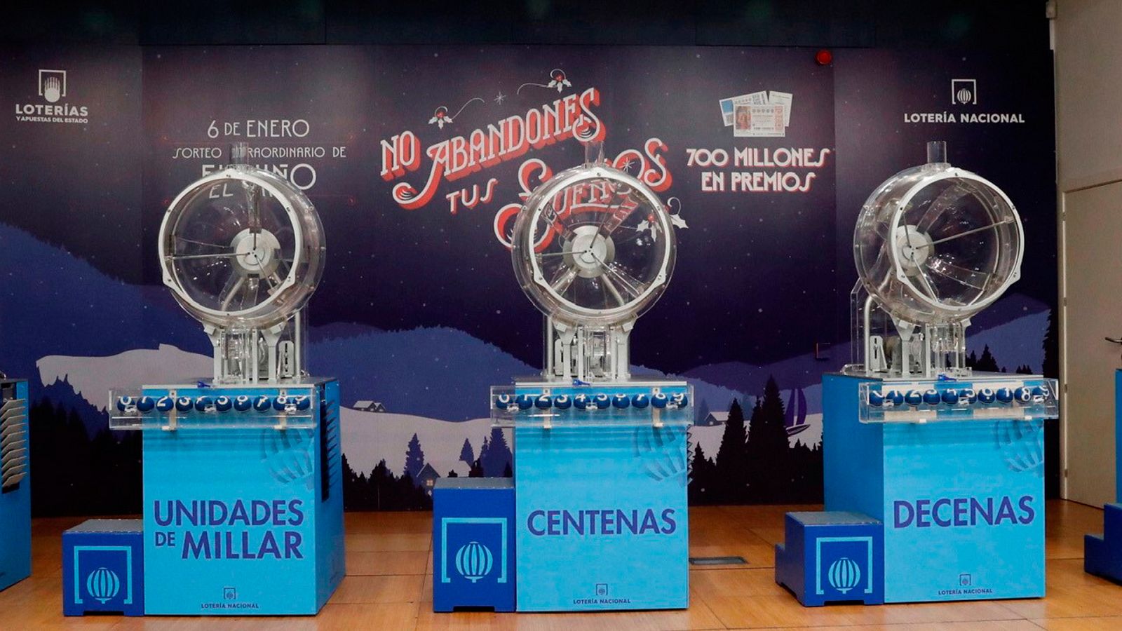 Los bombos preparados para el sorteo de la lotería de El Niño