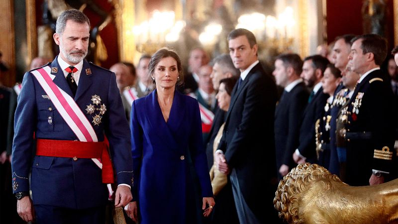 El rey elogia "la entrega y el compromiso con la Constitución" de los militares españoles