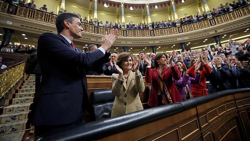 Sánchez es investido presidente por mayoría simple del primer gobierno de coalición de la democracia