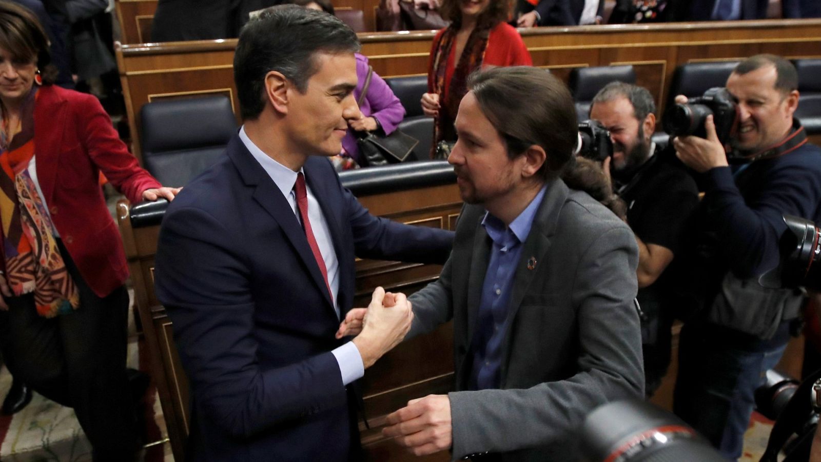 Pablo Iglesias felicita a Pedro Sánchez tras la investidura
