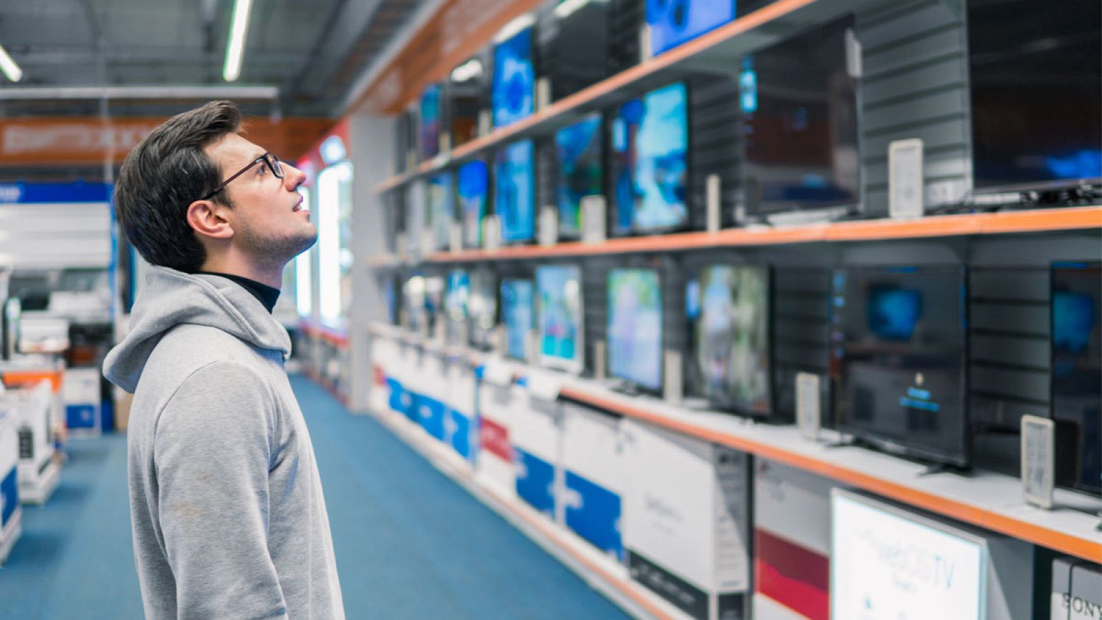 Una oferta errónea de televisores a 30 euros provoca el caos en un hipermercado francés