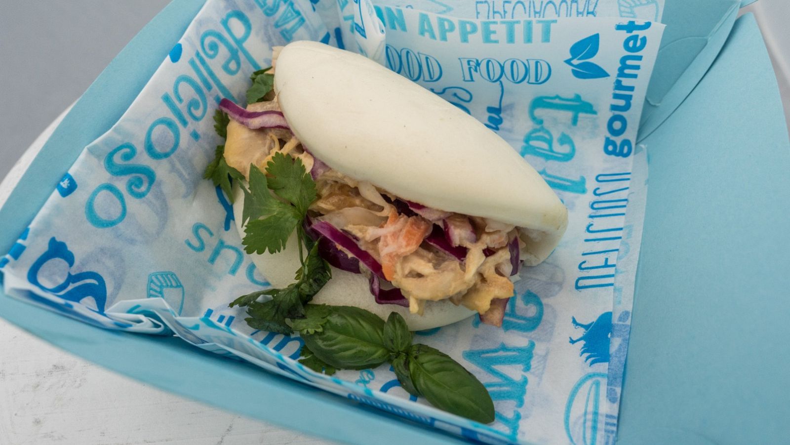 Bao de pollo rustido con ensalada de col