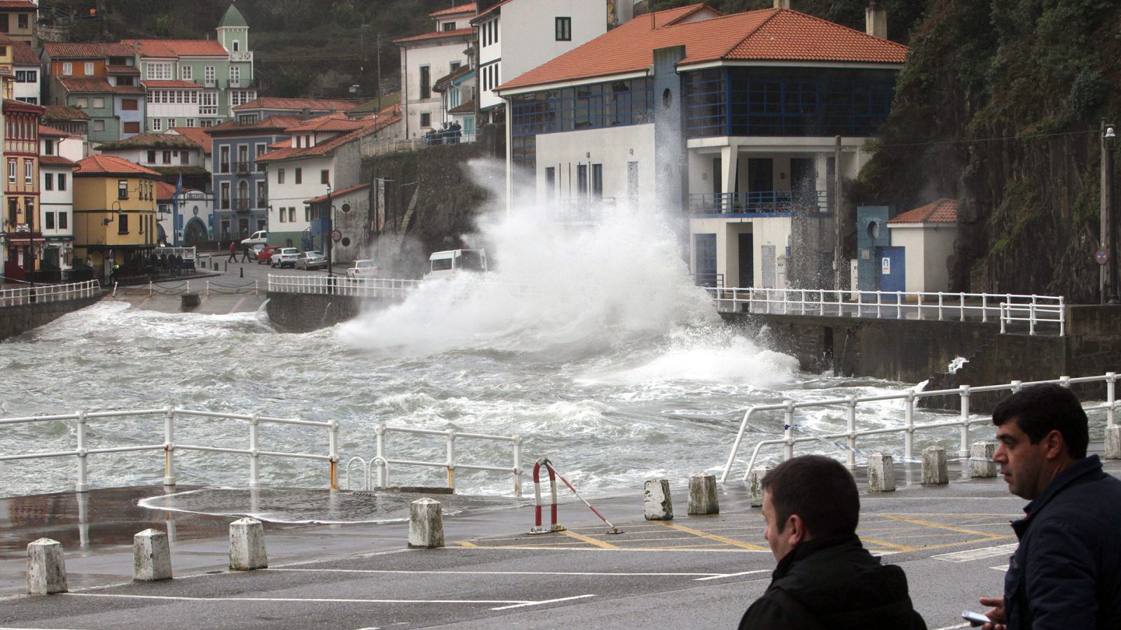 Fuerte oleaje en Cudillero (Asturias)