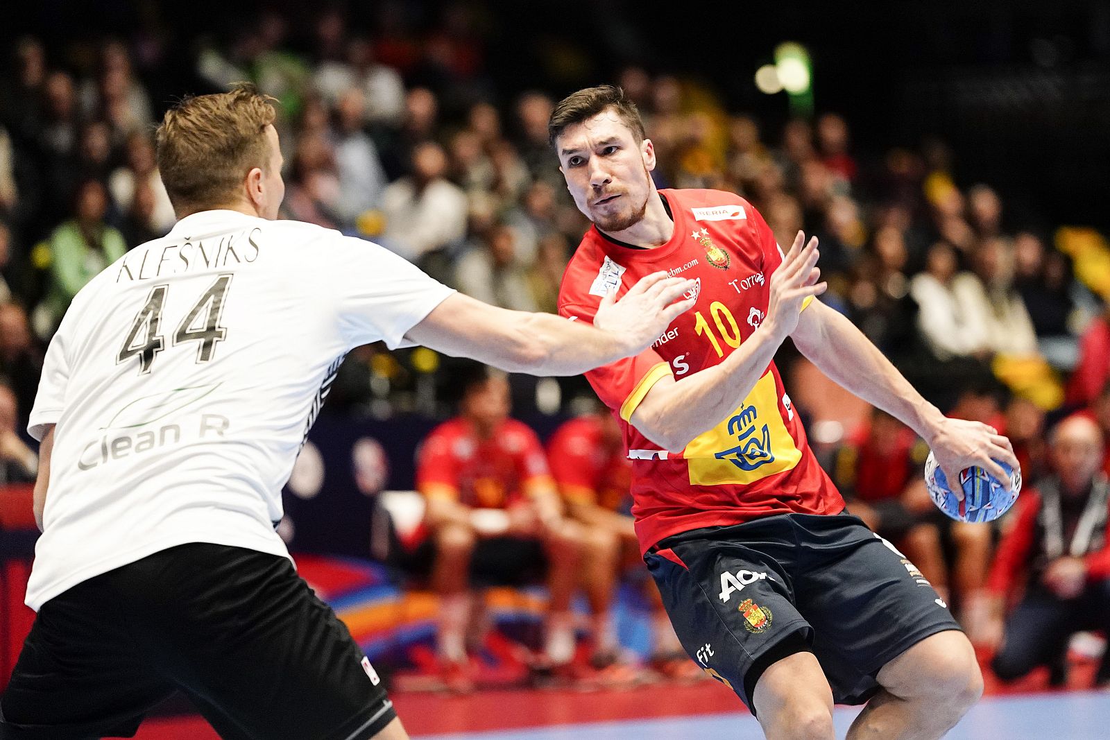 Álex Dujshebaev trata de lanzar a portería durante el partido frente a Letonia con el que España debutaba en el Europeo.