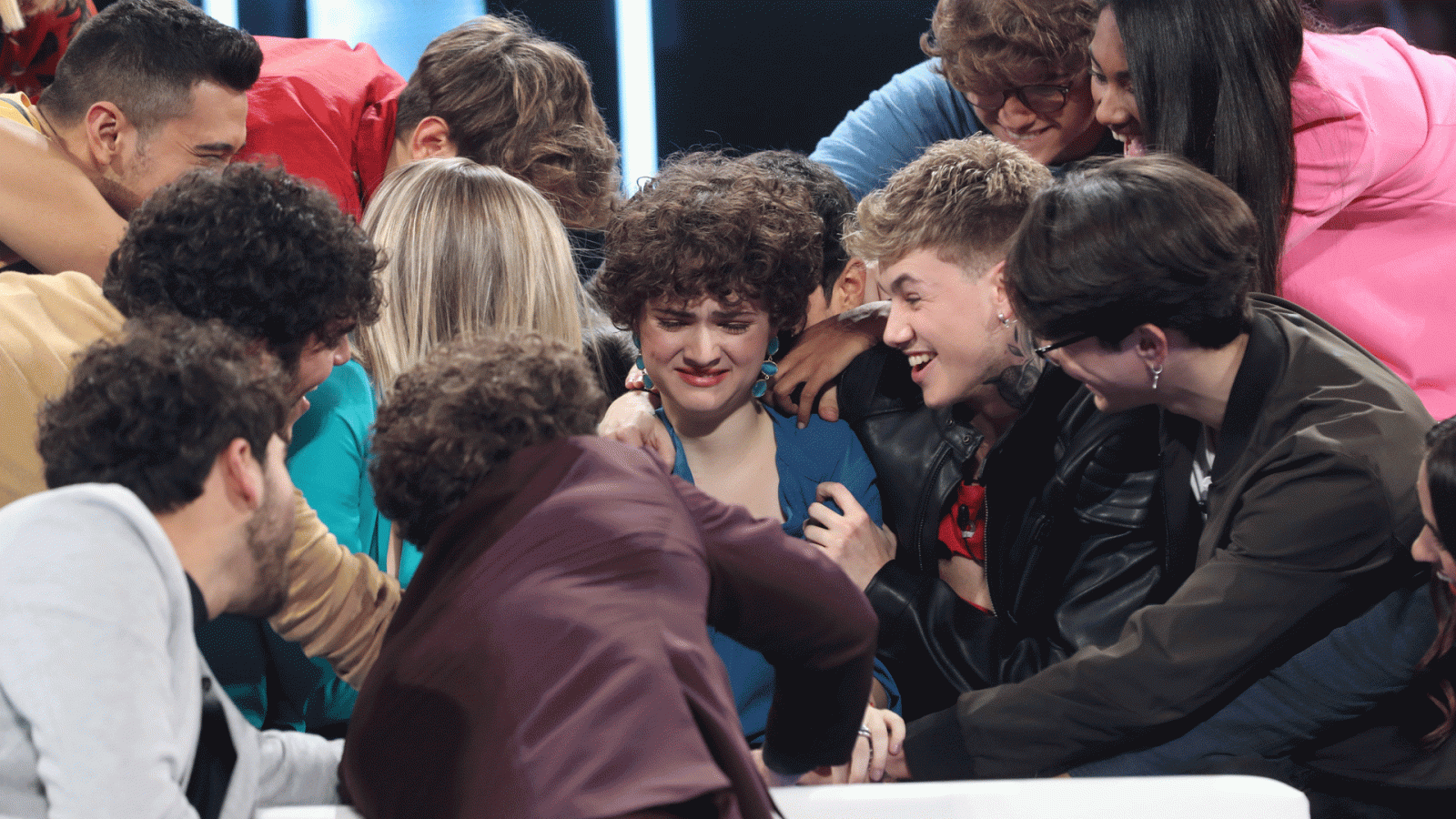 Anne recibe la felicitación de sus compañeros