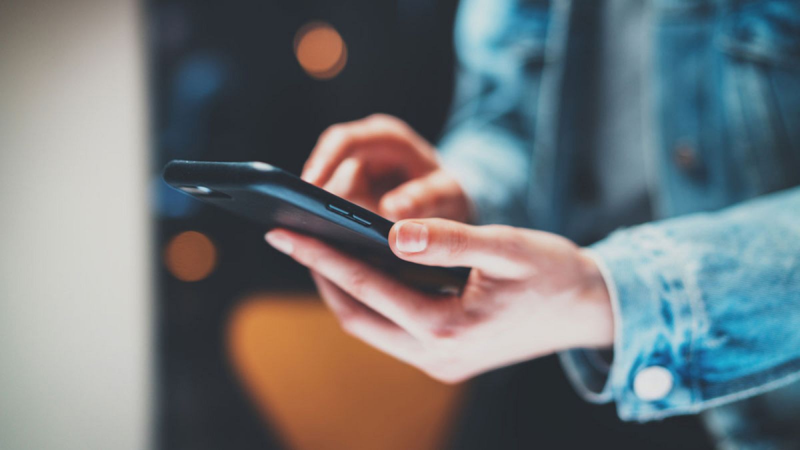 Una mujer comprueba las llamadas perdidas de su móvil