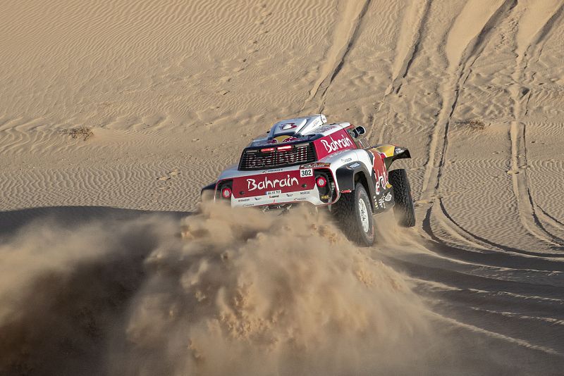 Peterhansel gana la etapa y Sainz mantiene el liderato por solo 24 segundos