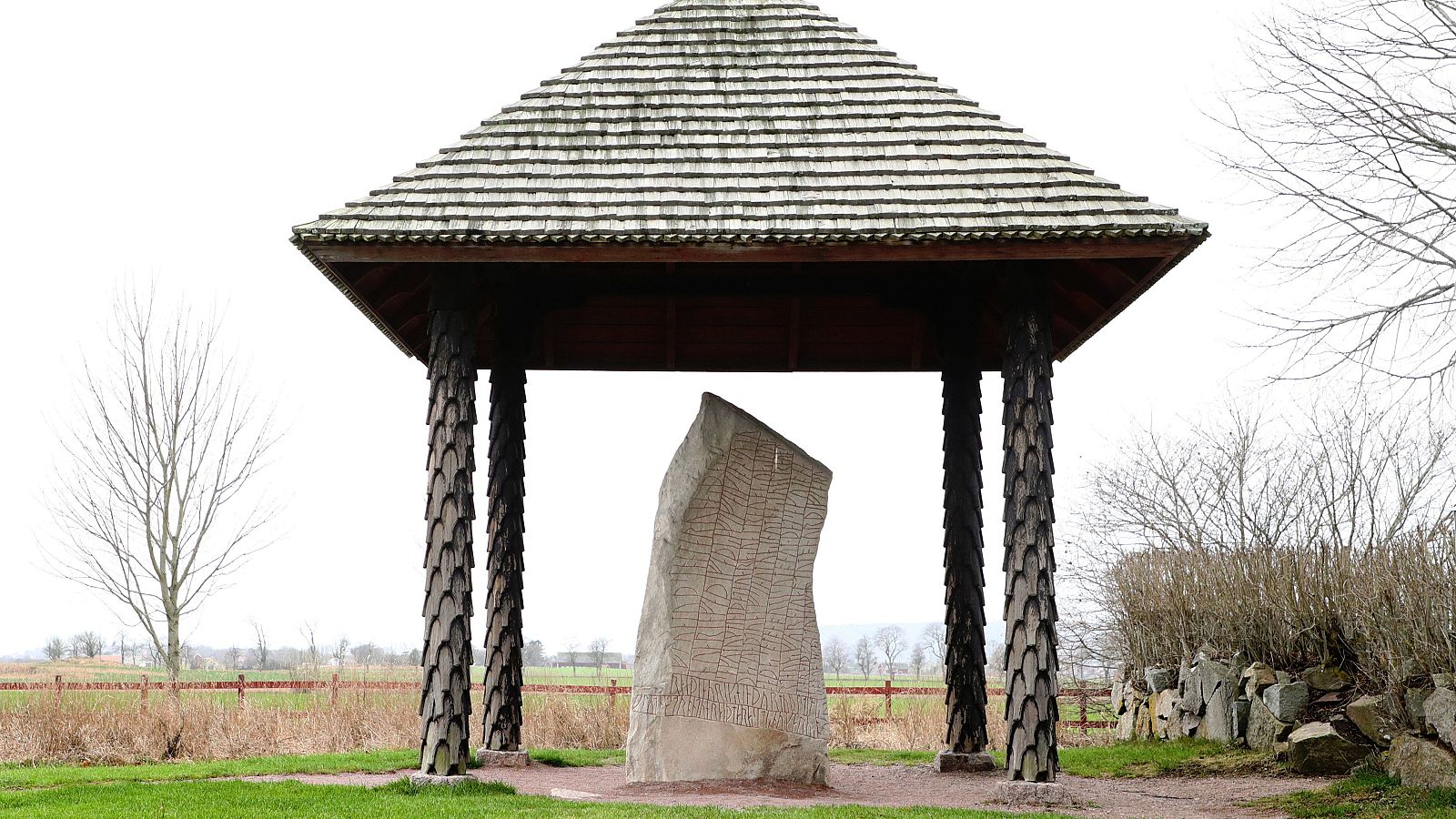 La piedra rúnica de Rök, erigida en Ístergötland, Suecia, alrededor del año 800 dC.