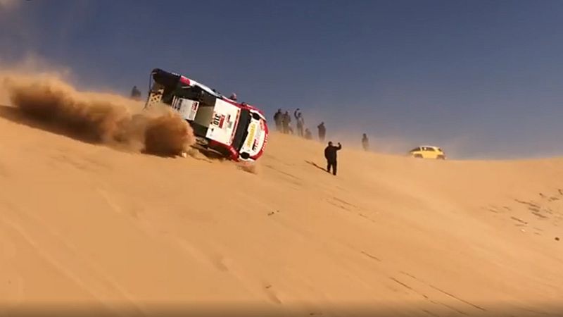Fernando Alonso vuelca en una duna del Dakar