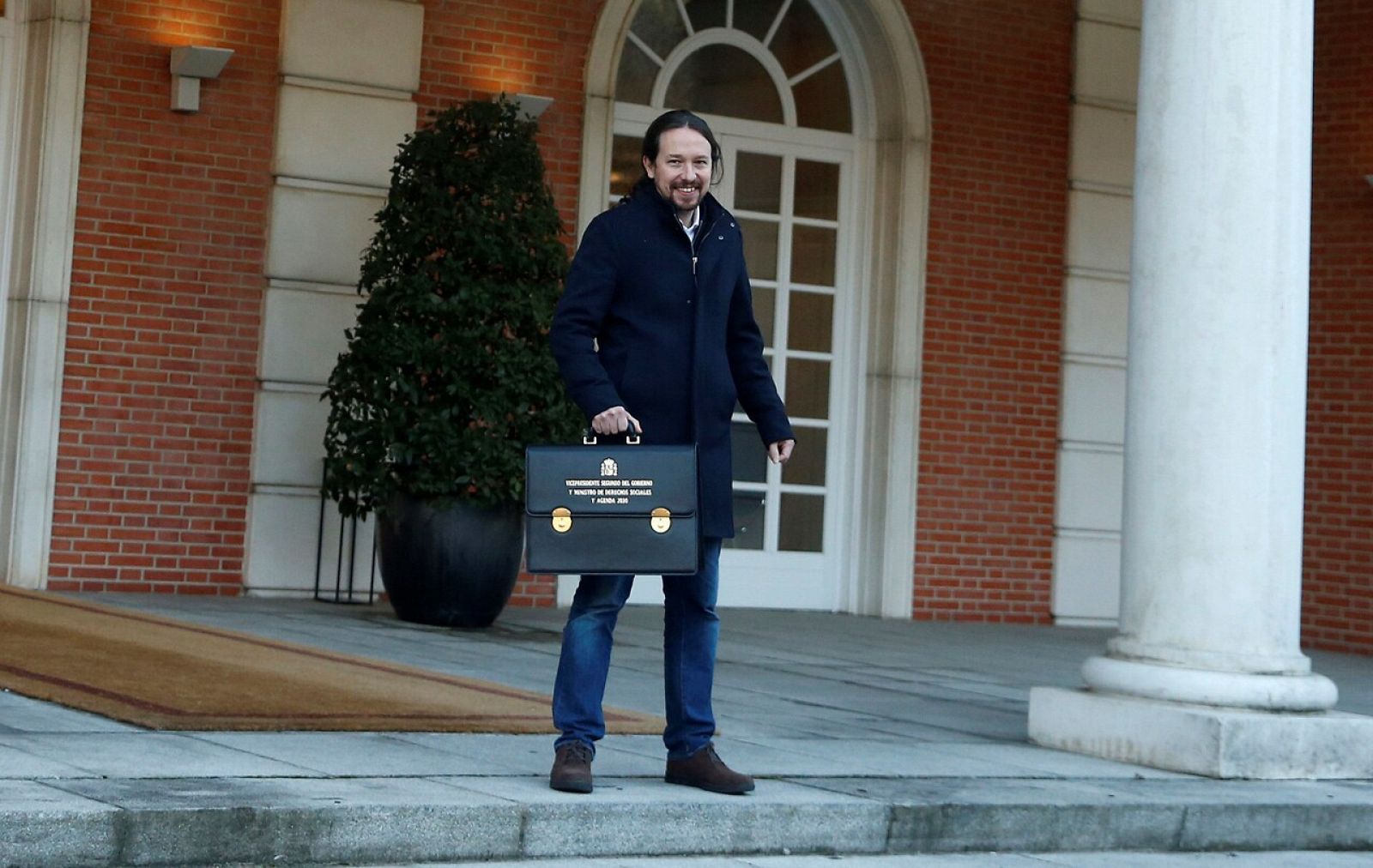 Iglesias posa con su cartera como nuevo vicepresidente segundo del Gobierno de Sánchez.