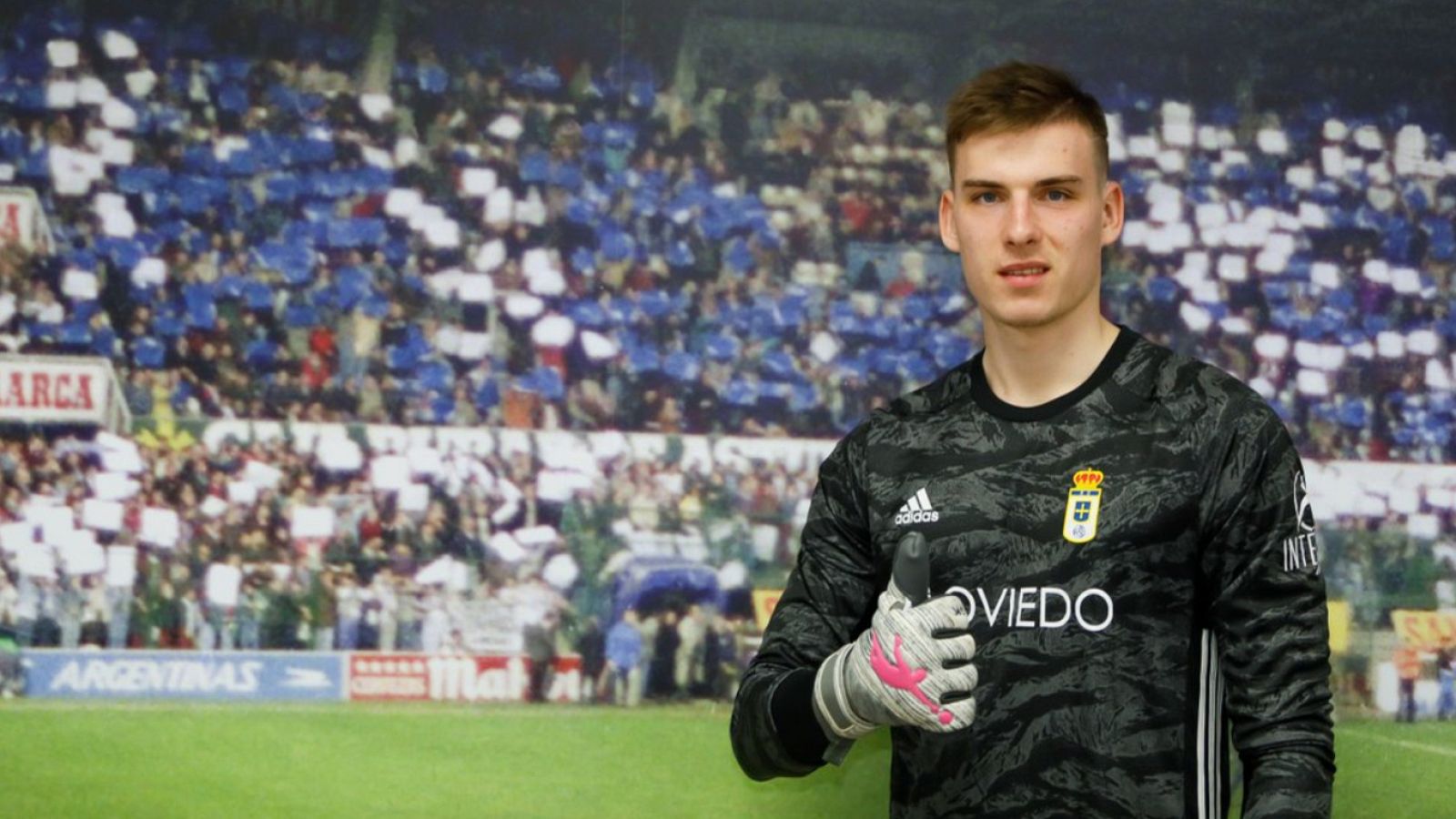 Andriy Lunin posa con la camiseta del Oviedo