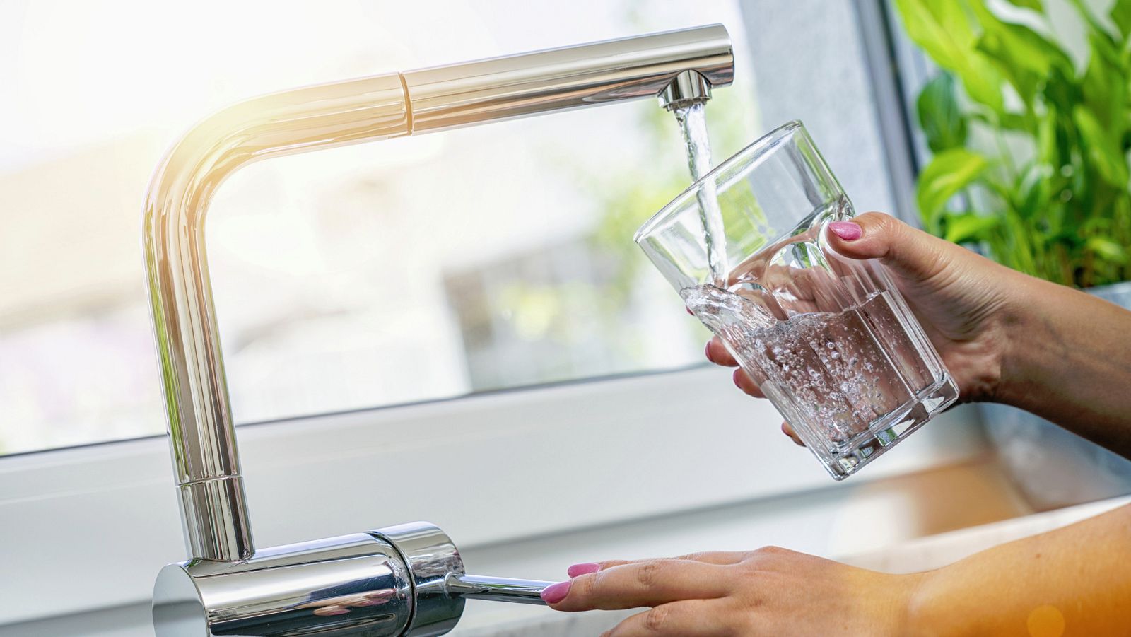 El trabajo científico ha analizado el agua del grifo de 26 países de la Unión Europea.