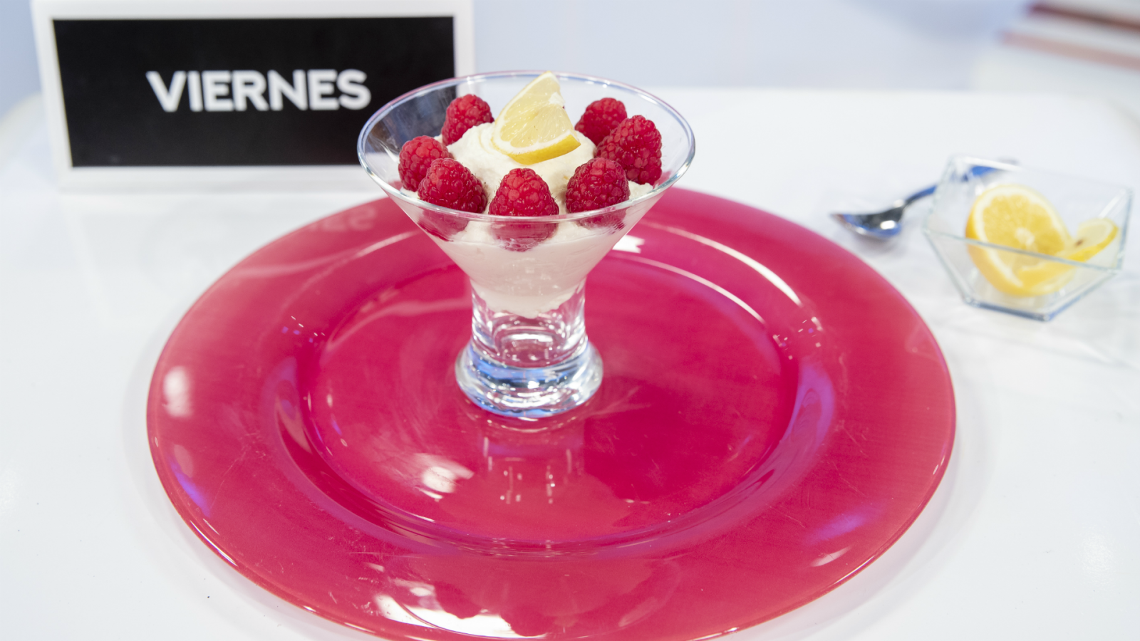 Mouse de limón con frambuesas