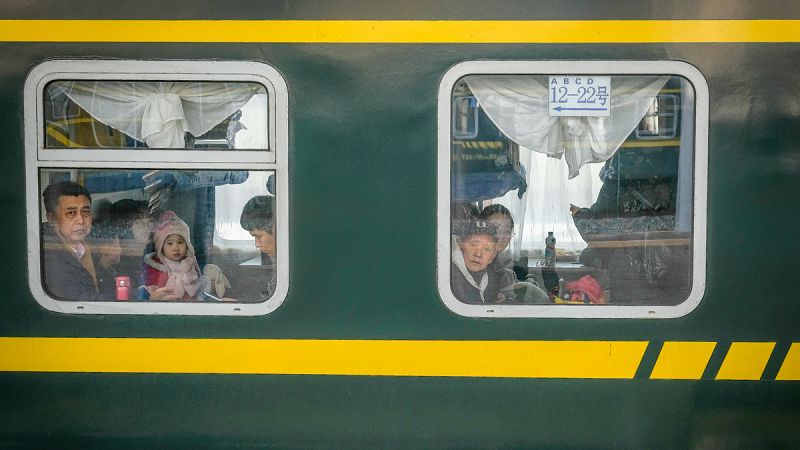 Más de cuarenta horas en tren para celebrar en familia el Año Nuevo chino