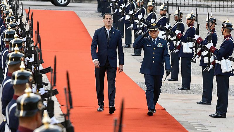 Guaidó se enfrenta a Maduro y viaja a Colombia por sorpresa para asistir a una cumbre antiterrorista
