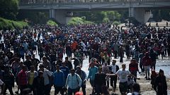 Cientos de migrantes llegan a México cruzando río Suchiate pese a la negativa de sus autoridades