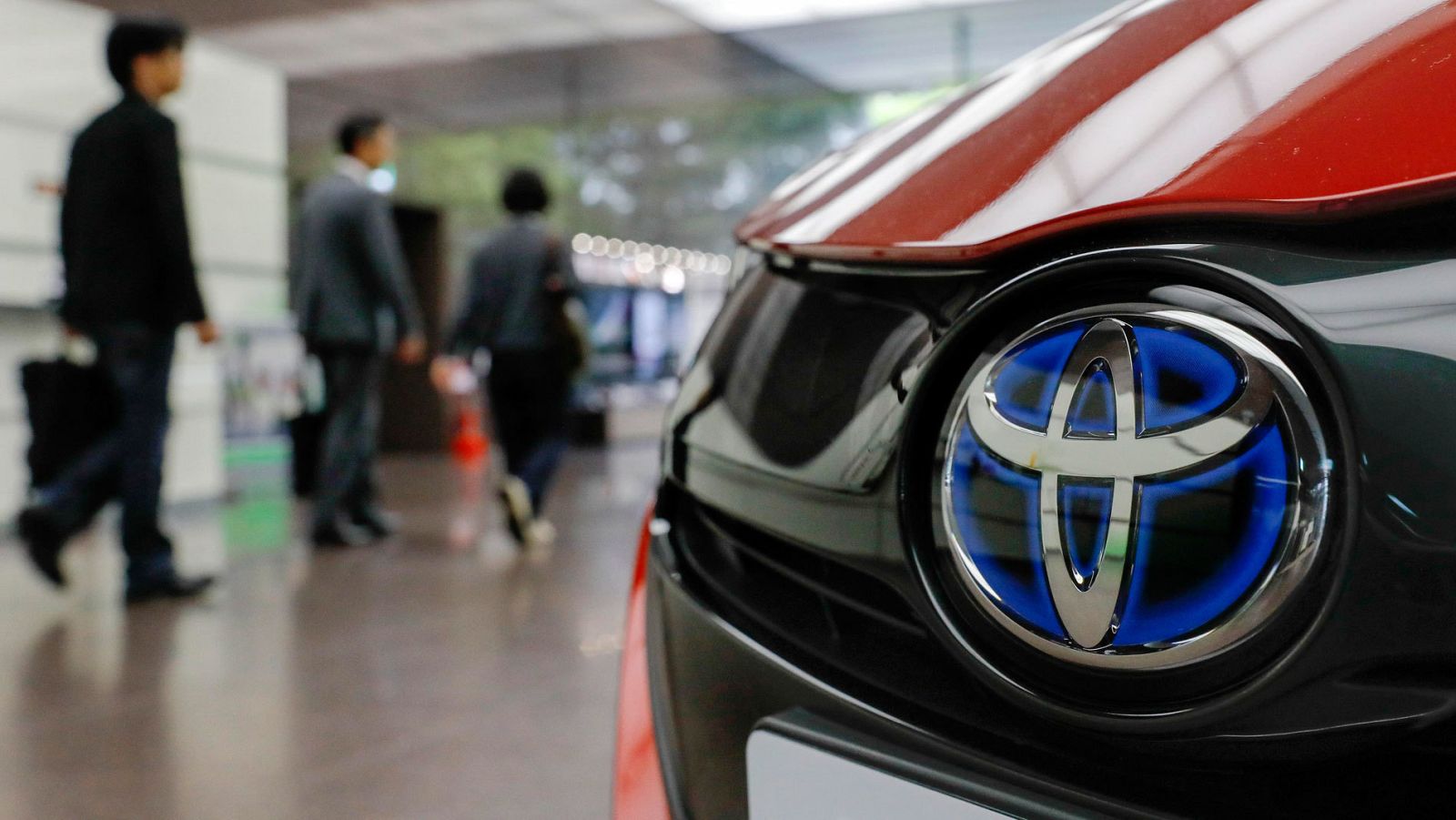 Clientes visitan un concesionario de Toyota en Tokio