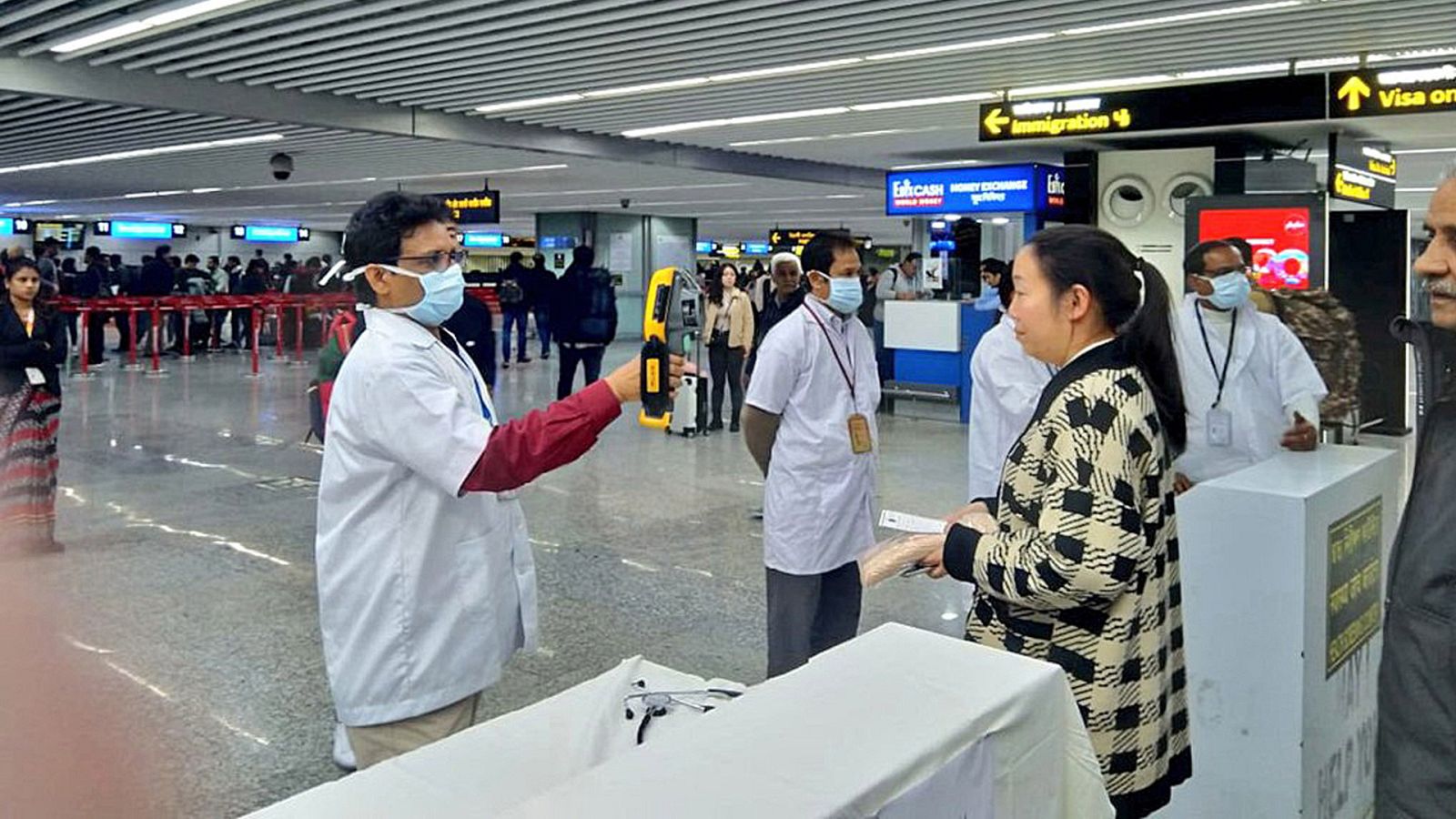 Controles a los pasajeros que vienen de China en el aeropuerto de Kolkata, en India