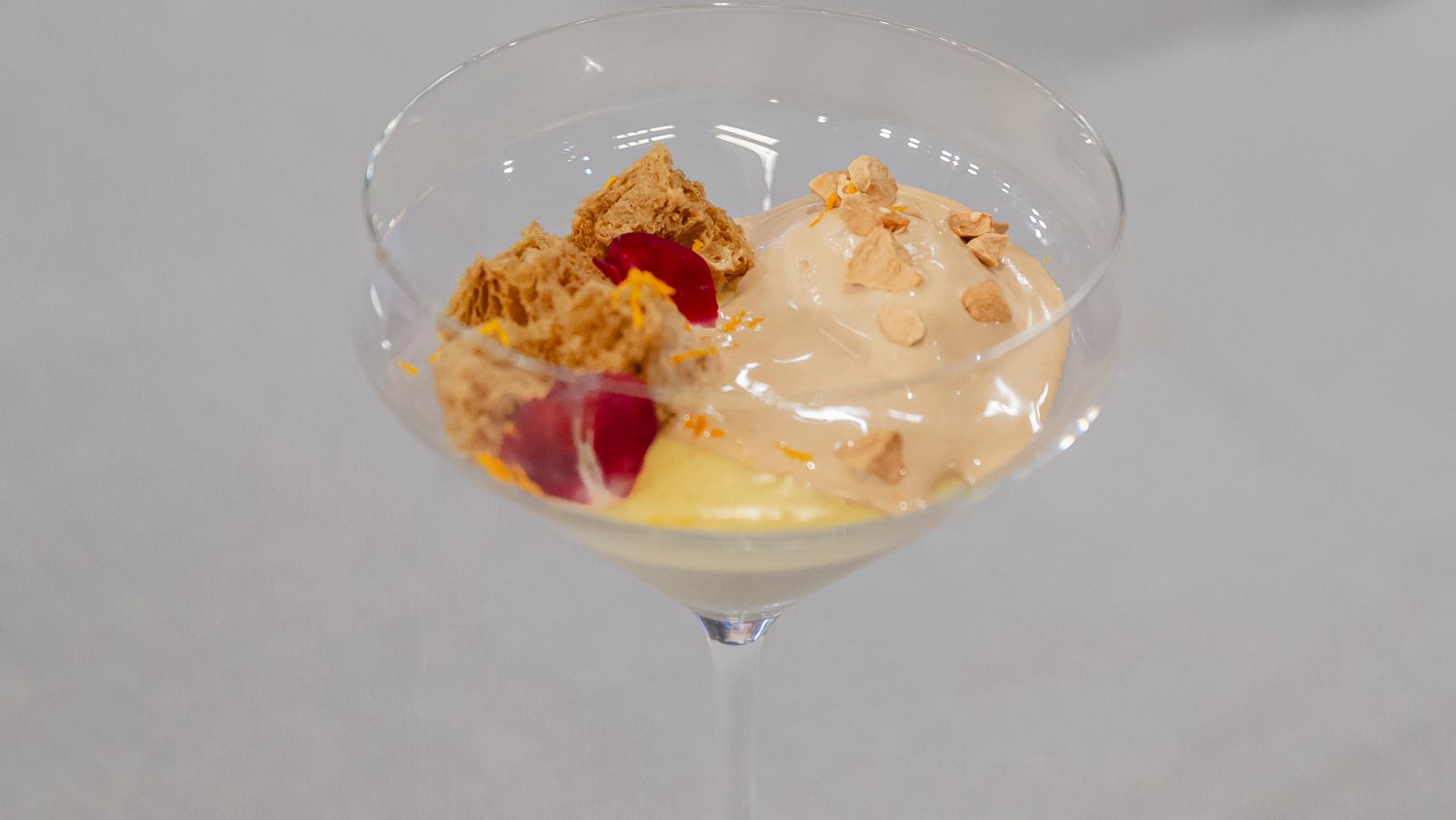 Receta de crema ligera de vainilla, bizcocho de regaliz, helado de avellana y crujientes de toffee.