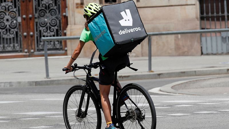 El TSJ de Madrid da la razón a los 'riders' y confirma que los repartidores de Deliveroo son falsos autónomos
