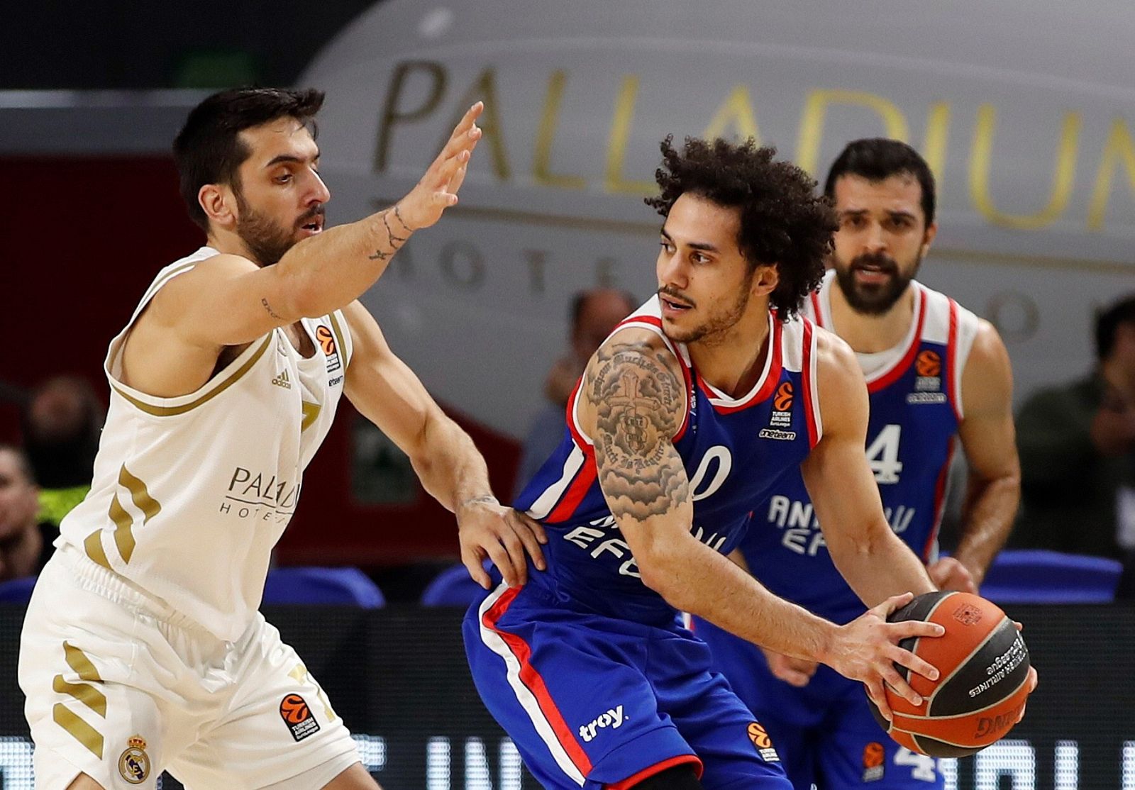 El base de Anadolu Efes, Shane Larkin (d), ante Campazzo