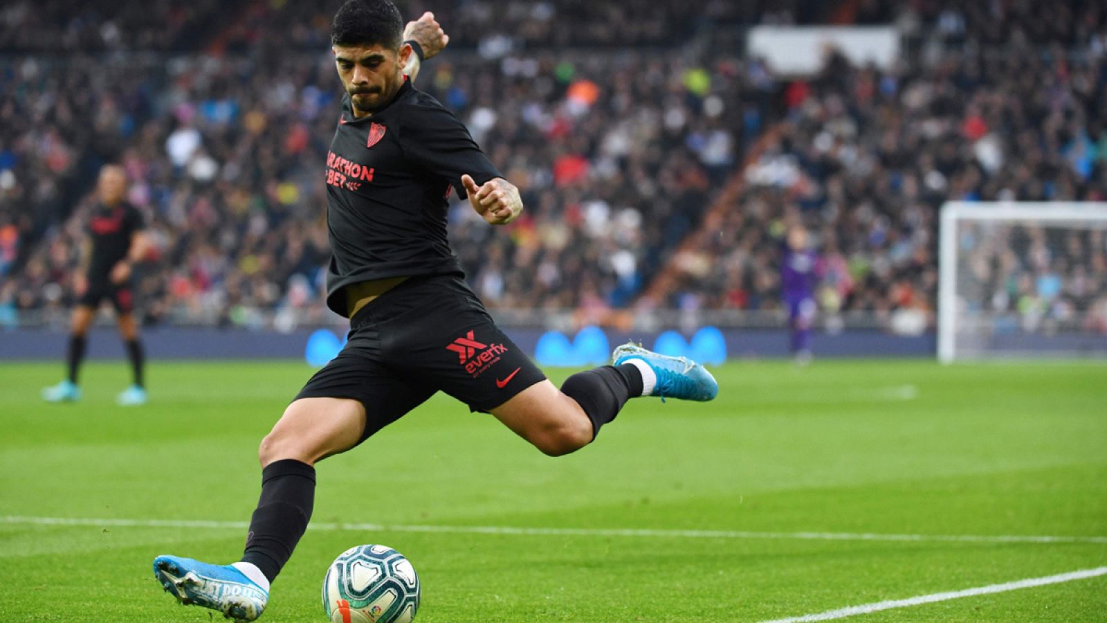 Éver Banega, jugando frente al Real Madrid