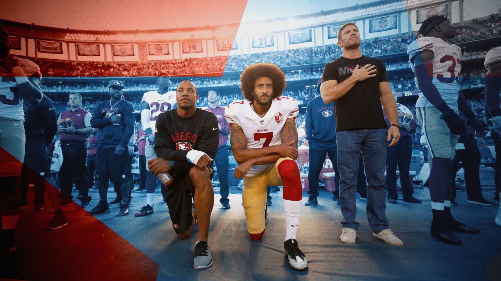 Colin Kaepernick arrodillado durante el himno