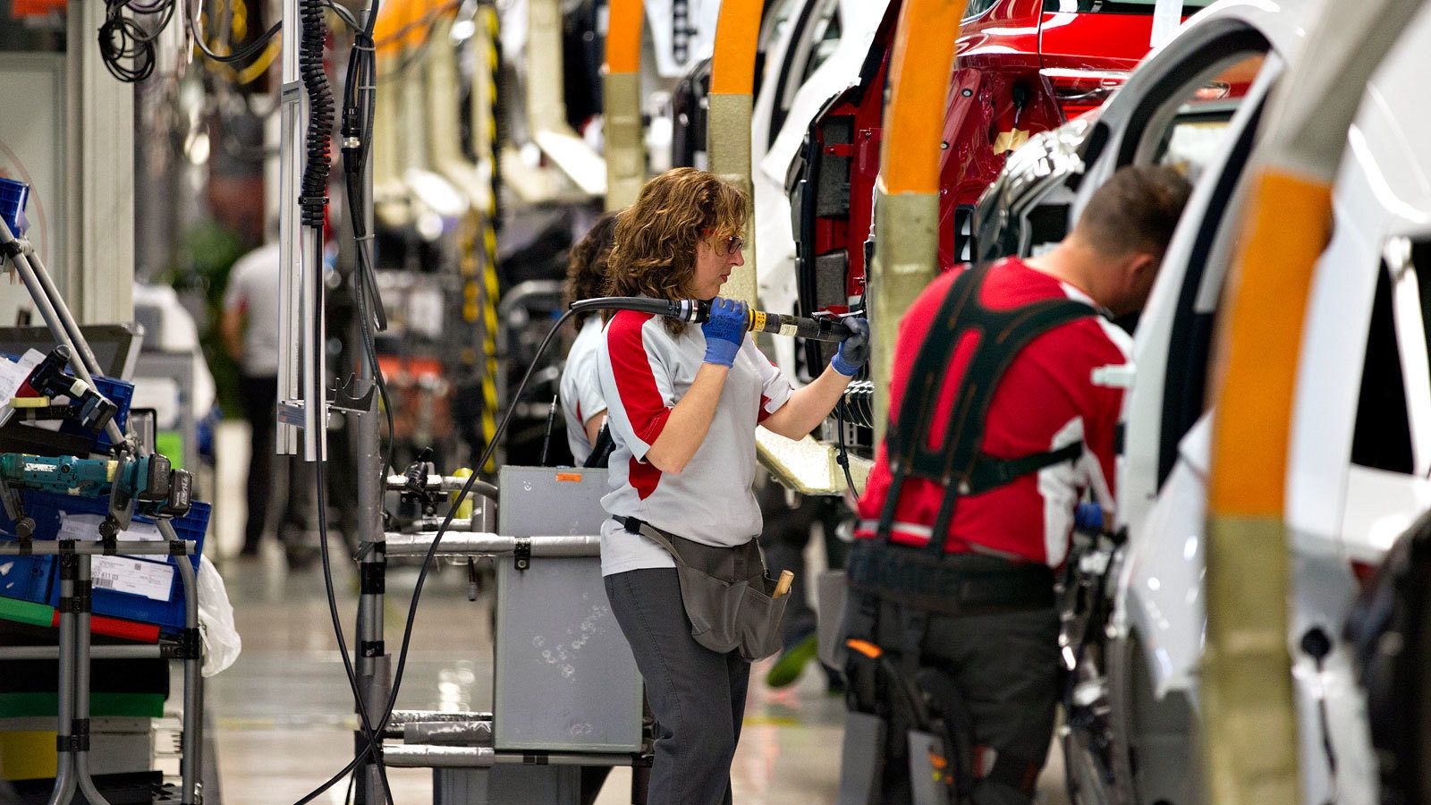Operarios en una cadena de montaje de una factoría automovilística española