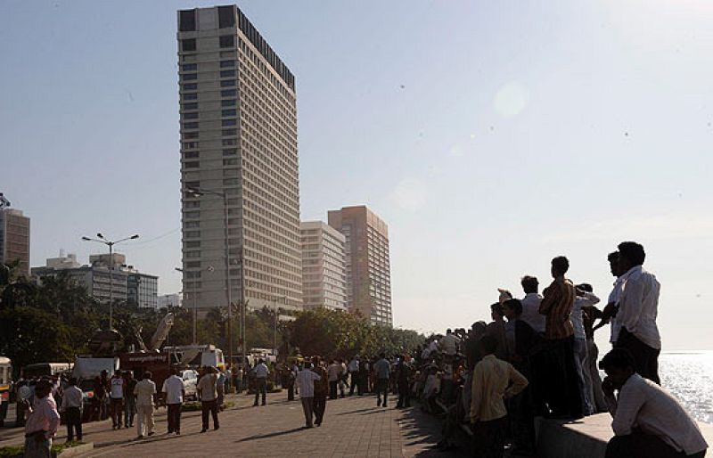 Moratinos asegura que los dos empresarios españoles están "tranquilos" en su hotel de Bombay