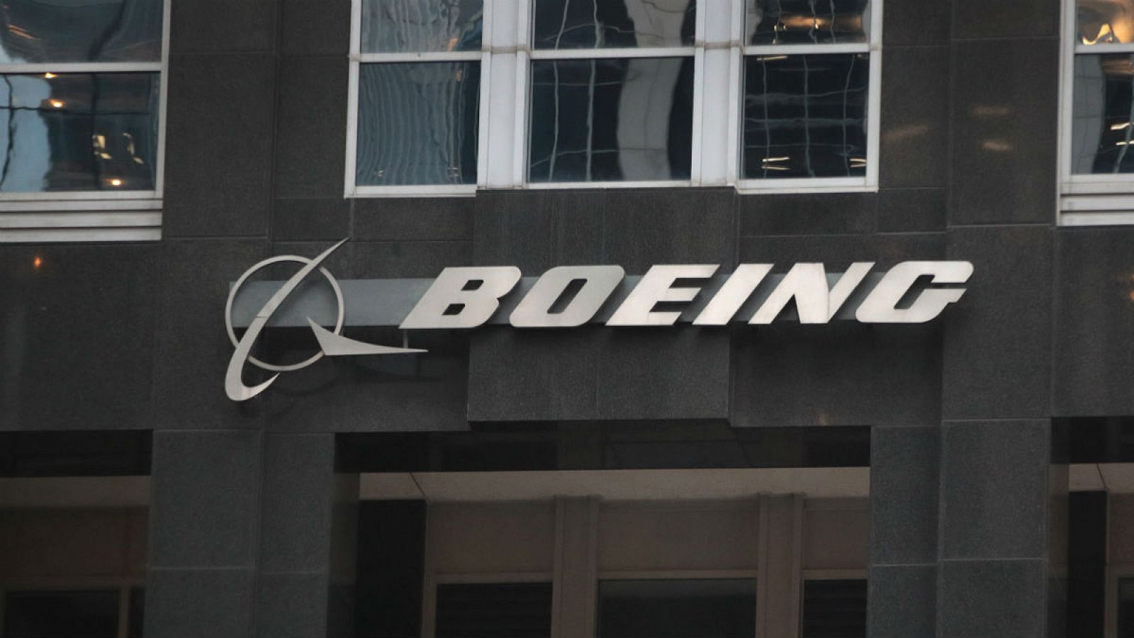 El logo de Boeing en su central de Chicago
