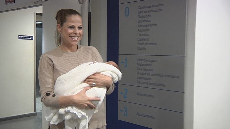 Pastora Soler sale del hospital tras dar a luz