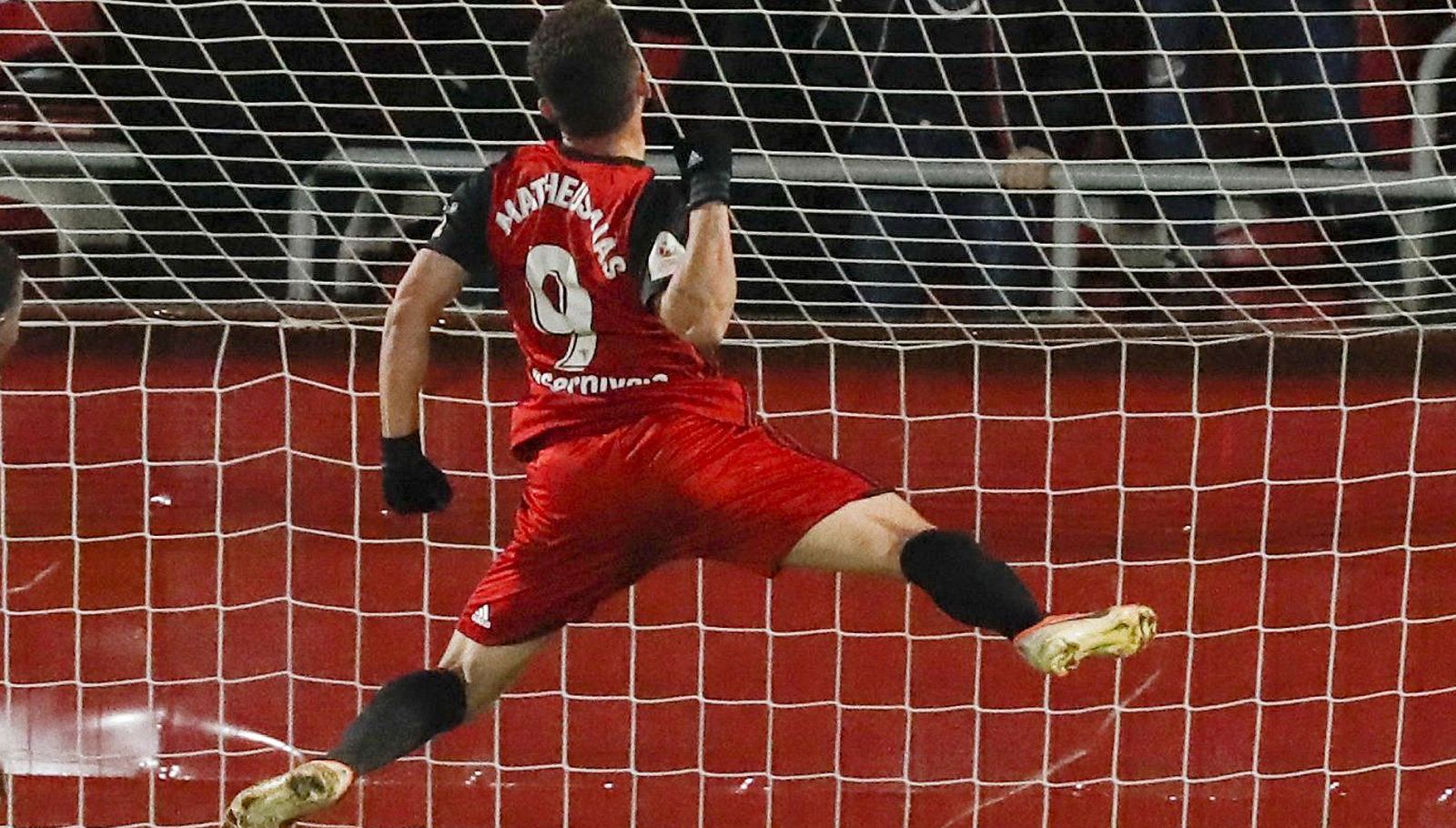 Matheus celebra un gol en la Copa